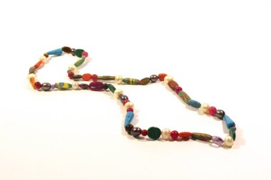 El yapımı kolye doğal yarı değerli taşlar ve beyaz bir arka plan üzerinde cam boncuk.