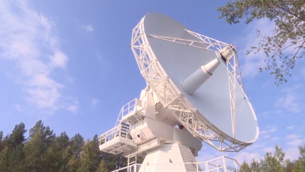 Fehér Rádióteleszkóp Hallgatja Hangokat Távoli Csillagok — Stock videók