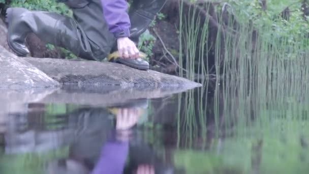 Angler Idrottsman Fångar Spinning Fisk Sjö — Stockvideo