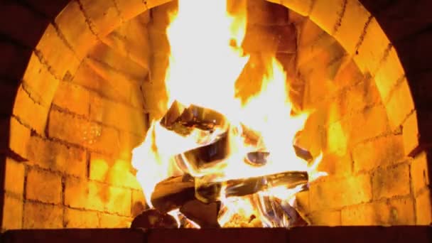 Gorący Płomień Przeciera Kamiennym Kominkiem Odzwierciedlone Ścianach Cegły Bożego Narodzenia — Wideo stockowe