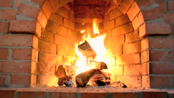 Fuego Caliente Arde Una Chimenea Piedra Reflejada Las Paredes Ladrillo — Vídeo de stock