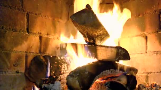 Fuego Caliente Arde Una Chimenea Piedra Reflejada Las Paredes Ladrillo — Vídeos de Stock