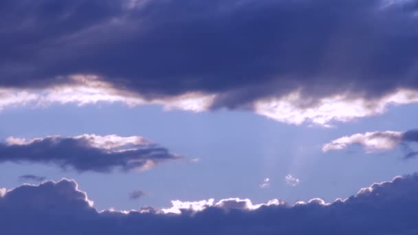 Bulutlar Gökyüzünde Çalıştıran — Stok video