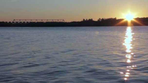 早晨日出热的太阳在睡河 — 图库视频影像