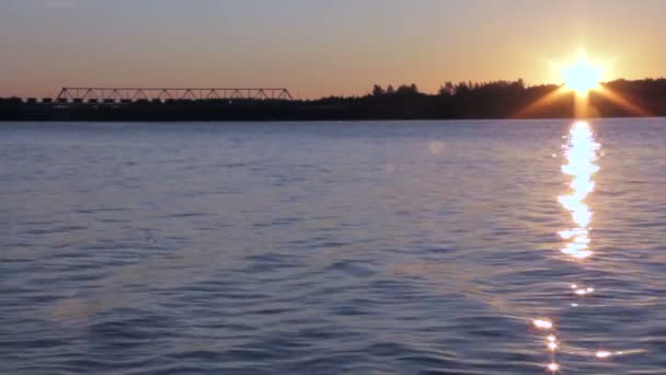 眠っている川の上の朝日の出熱い太陽 — ストック動画