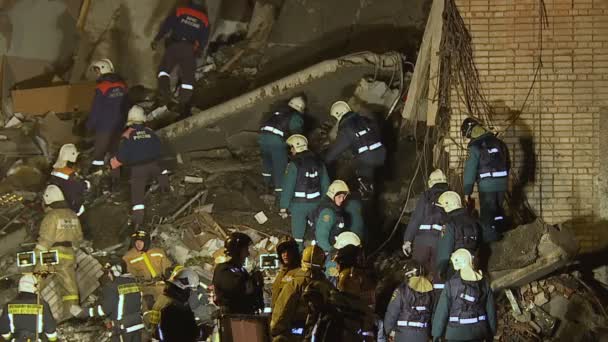 救援人员清理大楼废墟 并在爆炸发生后寻找幸存者 — 图库视频影像