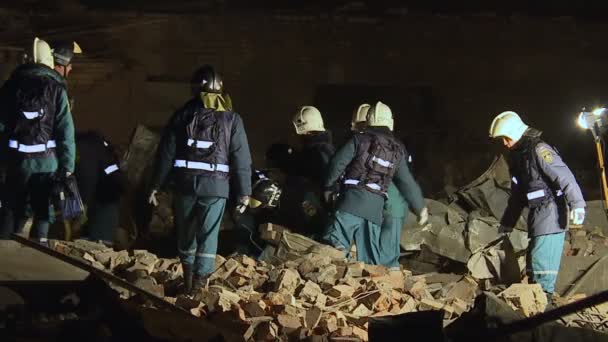 Reddertjes Duidelijk Ruïnes Van Het Gebouw Het Zoeken Naar Overlevenden — Stockvideo