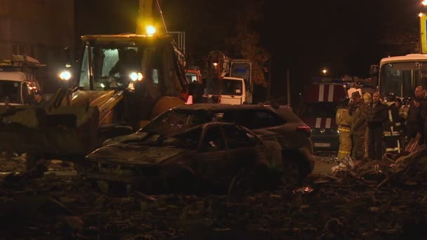 Räddningsarbetare Rensa Ruinerna Byggnaden Och Sök Efter Överlevande Efter Explosionen — Stockvideo