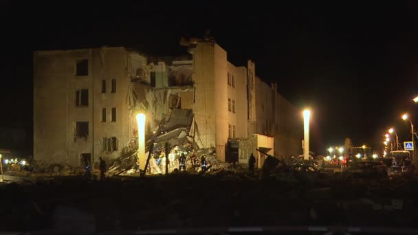Räddningsarbetare Rensa Ruinerna Byggnaden Och Sök Efter Överlevande Efter Explosionen — Stockvideo