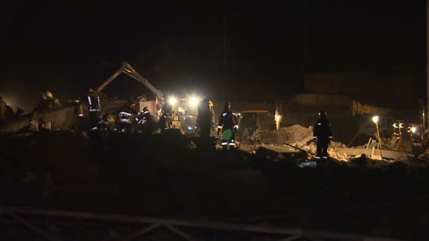 Tim Penyelamat Membersihkan Reruntuhan Bangunan Dan Mencari Korban Selamat Setelah — Stok Video
