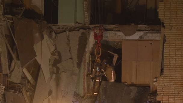 Спасатели Очистить Руины Здания Искать Выживших После Взрыва — стоковое видео