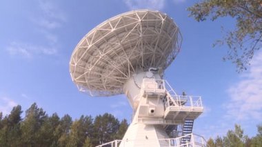 Beyaz radyo teleskop uzak yıldızlar seslere dinler.