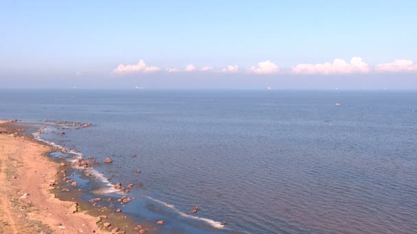 Małe Białe Chmury Niebie Blue Rano Nad Wodami Bezkresne Morze — Wideo stockowe