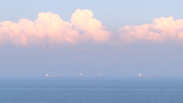 無限の海の上青い朝の空に小さな白い雲 — ストック動画