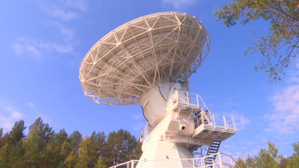 Radiotelescópio Branco Ouve Sons Estrelas Distantes — Vídeo de Stock