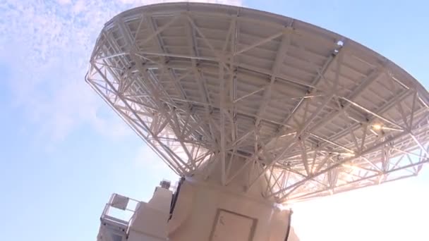Radiotelescopio Blanco Escucha Los Sonidos Estrellas Lejanas — Vídeo de stock