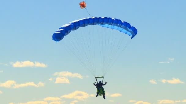 夏の晴れた日 選手は 小型の旅客機からパラシュートでジャンプします — ストック動画