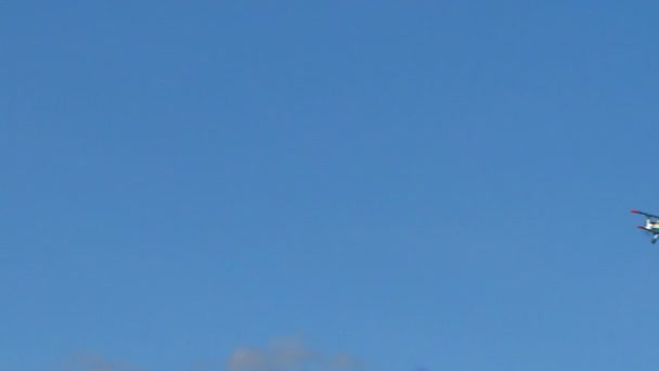 Летний Солнечный День Спортсмены Прыгают Парашютом Маленького Пассажирского Самолета — стоковое видео