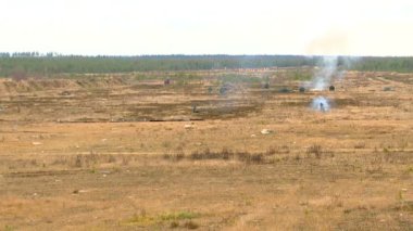 Modern silah ve teçhizat sonbahar alanlardaki askeri tatbikatlarda. Modern silah ve teçhizat askeri tatbikatlarda sonbahar alanları.