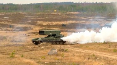 Modern silah ve teçhizat sonbahar alanlardaki askeri tatbikatlarda. Modern silah ve teçhizat askeri tatbikatlarda sonbahar alanları.