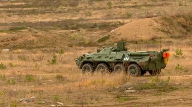 Modern silah ve teçhizat sonbahar alanlardaki askeri tatbikatlarda. Modern silah ve teçhizat askeri tatbikatlarda sonbahar alanları.