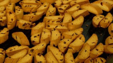 Buğday unu kuru üzüm ile yapılan lezzetli Peksimet üretim Konveyör Fırın depoya taşımak.