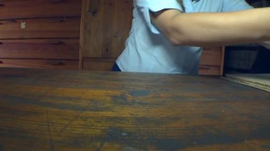 Şehir Archives onlar özellikle itina ile eski belgeleri tedavi, dikkatli bir şekilde korumak ve kağıt üzerinde kaydedilen geçmiş geri yükleme.