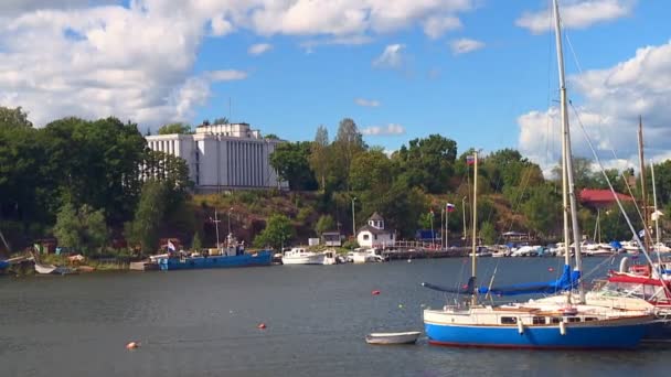 美丽的风景 在一个阳光明媚的 夏日的下午 在俄罗斯最欧洲的城市 水上的老房子和帆船 — 图库视频影像