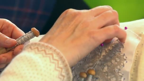 Köy Craftswoman Ince Ipek Parçacıklarından Güzel Dantel Modeli Döndürme — Stok video