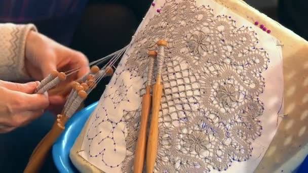 村里的工匠从薄薄的丝线上旋转出美丽的蕾丝图案 — 图库视频影像