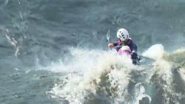 Week End Les Vacanciers Sont Réunis Sur Bord Turbulente Rivière — Video