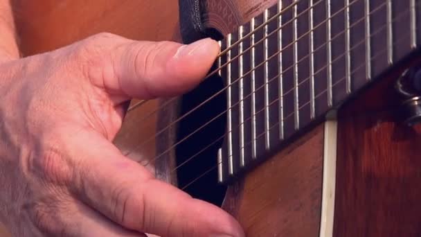 Mani Del Musicista Ordinato Stringhe Sulla Chitarra — Video Stock