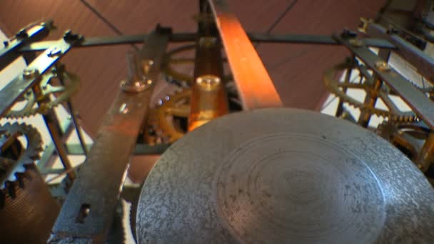 Les carillons de l'ancienne tour du château fonctionnent toujours. Un mécanisme d'horloge en bronze utilisable compte à rebours depuis de nombreuses années.
