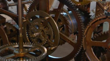 Eski kale kulesindeki çanlar hala çalışıyor. İşe yarar bronz saat mekanizması çok uzun yıllardır geri sayım yapıyor..