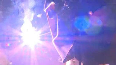 Fabrikadaki kaynakçıda çalışıyor. Metal parçaları kaynaklıyor..