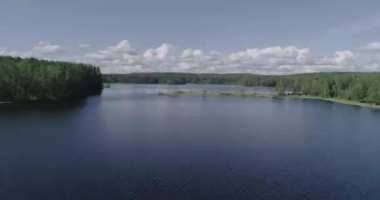 Rus manzaraları. Bir yaz günü bir kuadrokopterle çekilen güzel yaz manzaraları. Orman gölü ve çam ormanı var. Bir kuşun gözünden..