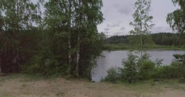 Rus manzaraları. Bir yaz günü bir kuadrokopterle çekilen güzel yaz manzaraları. Orman gölü ve çam ormanı var. Bir kuşun gözünden..