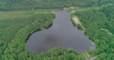 Rus manzaraları. Bir yaz günü bir kuadrokopterle çekilen güzel yaz manzaraları. Orman gölü ve çam ormanı var. Bir kuşun gözünden..