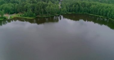 Rus manzaraları. Bir yaz günü bir kuadrokopterle çekilen güzel yaz manzaraları. Orman gölü ve çam ormanı var. Bir kuşun gözünden..