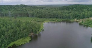 Rus manzaraları. Bir yaz günü bir kuadrokopterle çekilen güzel yaz manzaraları. Orman gölü ve çam ormanı var. Bir kuşun gözünden..