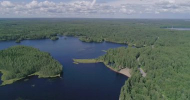 Rus manzaraları. Bir yaz günü bir kuadrokopterle çekilen güzel yaz manzaraları. Orman gölü ve çam ormanı var. Bir kuşun gözünden..