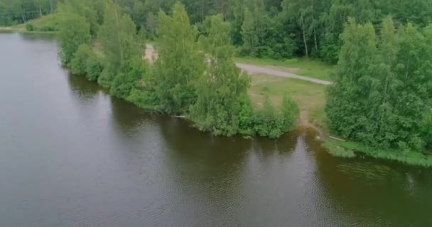 ロシアの風景 夏の日に四分儀で撮影された夏の風景の美しい景色 森の湖と周りの松林 鳥の目線で — ストック動画