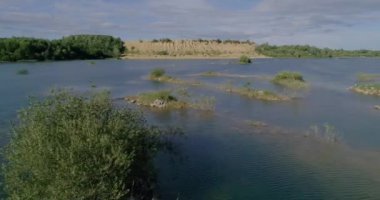 Rus manzarası. Gölün berrak sularının güzel manzarası bir yaz günü bir kuadkopterden çıkarılan madenciliğin sonucu olarak oluşmuştur. Bir kuş bakışı..
