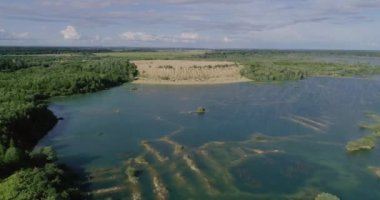 Rus manzarası. Gölün berrak sularının güzel manzarası bir yaz günü bir kuadkopterden çıkarılan madenciliğin sonucu olarak oluşmuştur. Bir kuş bakışı..