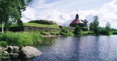 Rus manzarası. Eski bir ortaçağ askeri kalesinin güzel manzarası, bir yaz günü bir kuadkopterden alındı. Açık hava tahkimat müzesi. Bir kuş bakışı..