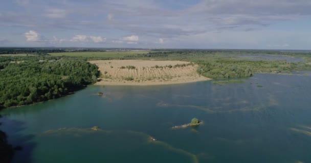ロシアの風景 湖の澄んだ水の美しい景色は 採掘の結果として形成され 夏の日にクワッドコプターから撮影されました 鳥の目の眺め — ストック動画