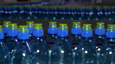Saf maden suyu plastik şişelerde saklanır ve markete sevkiyat için hazırlanır..