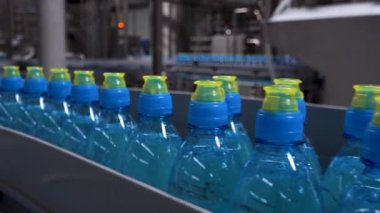 Saf maden suyu plastik şişelerde saklanır ve markete sevkiyat için hazırlanır..