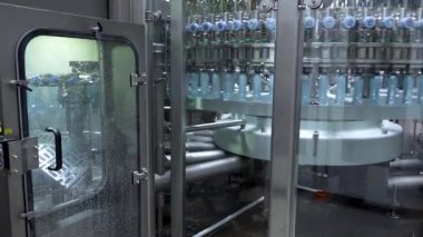 Saf maden suyu plastik şişelerde saklanır ve markete sevkiyat için hazırlanır..