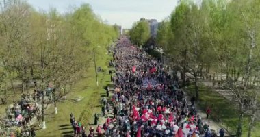 Çok sayıda insan, savaşta ölen akrabalarının fotoğraflarıyla Rus şehirlerinin sokaklarına dökülüyor..